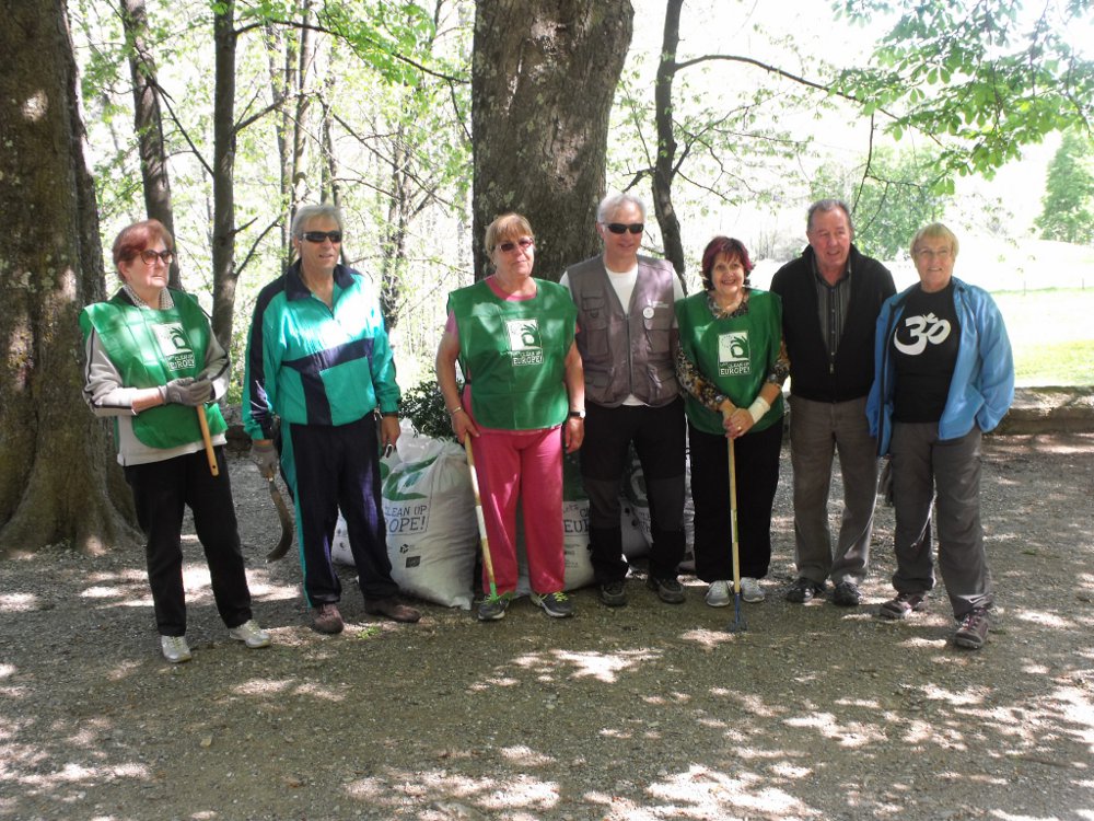 Els usuaris del Parc Urbà de Camprodon fan una acció de neteja en motiu del gran “European clean up day”