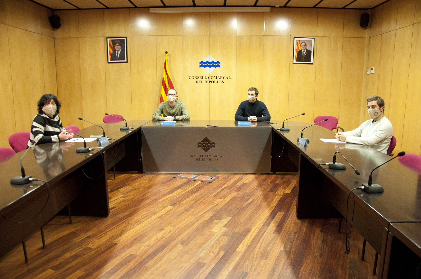 Joaquim Colomer, Enric Pérez, Chantal Pérez i Àlex Medrano llegint la declaració