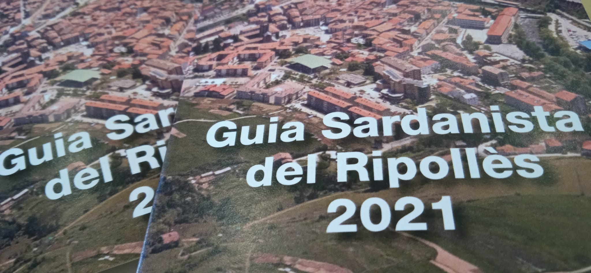 Imatge amb un pla molt tancat de dues guies sardanistes del Ripollès del 2021