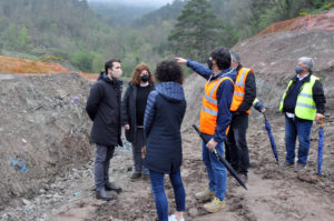 El president, Joaquim Colomer, i la consellera Imma Constans, envoltats de tècnics visitant les obres de les canalitzacions de l'abocador