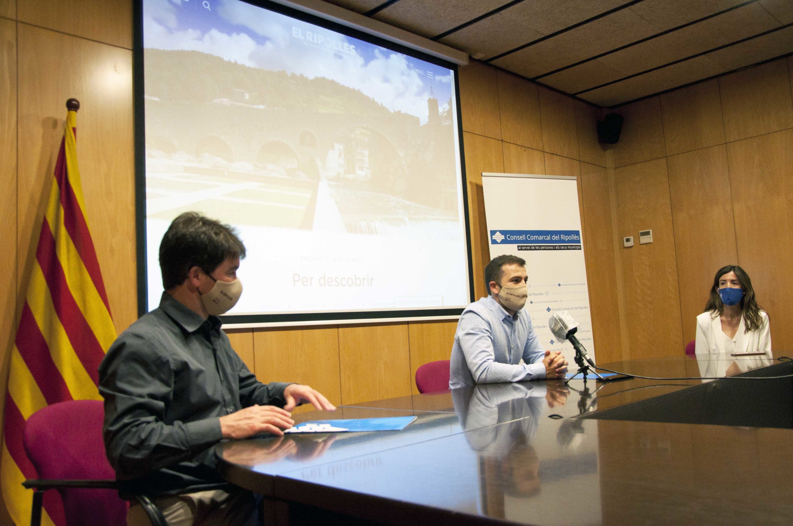 Xavier Guitart, Joaquim Colomer i Dúnia Coromina, a la sala de plens, durant la presentació del web de turisme