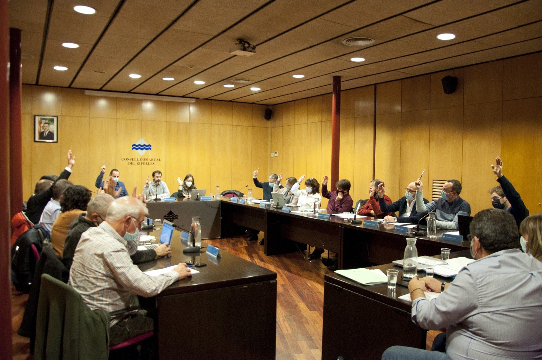 Imatge dels consellers comarcals votant unànimement al ple del 16 de novembre de 2021