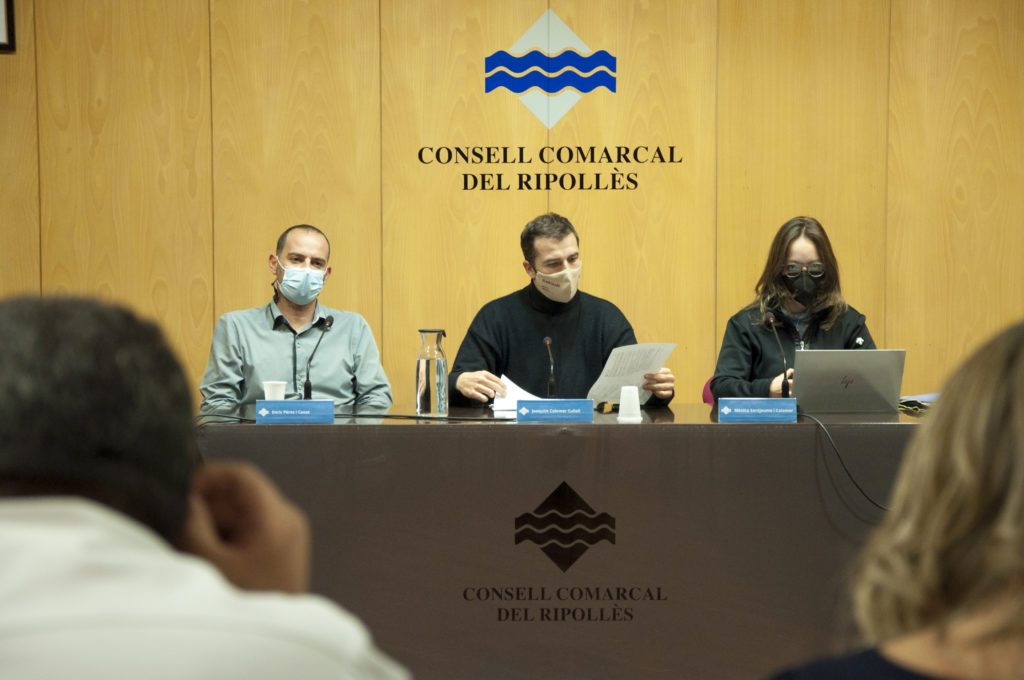 Imatge de la taula presidencial del ple, amb Enric Pérez, Joaquim Colomer i Mònica Santjaume, durant el ple d'aprovació del pressupost del 2022