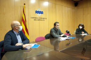 Imatge del president, Joaquim Colomer, i els consellers comarcals Josep Estragués i Dolors Costa, durant la presentació de la Memòria del 2020 del Consell Comarcal del Ripollès