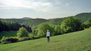 Imatge d'una dona contemplant el paisatge, com a demostració de la proposta turística Vorater