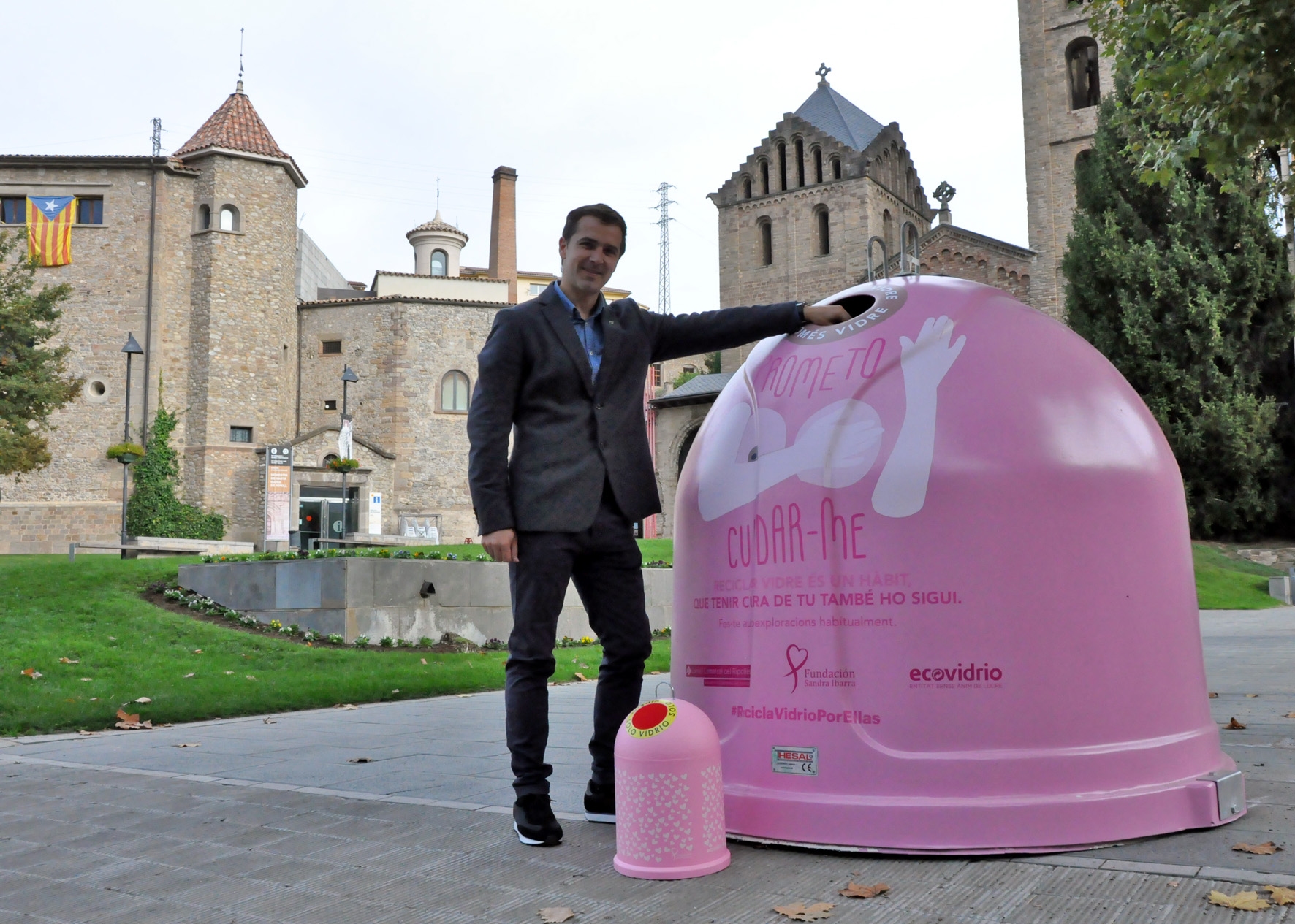 Joaquim Colomer llençant una ampolla de vidre a un contenidor de color rosa