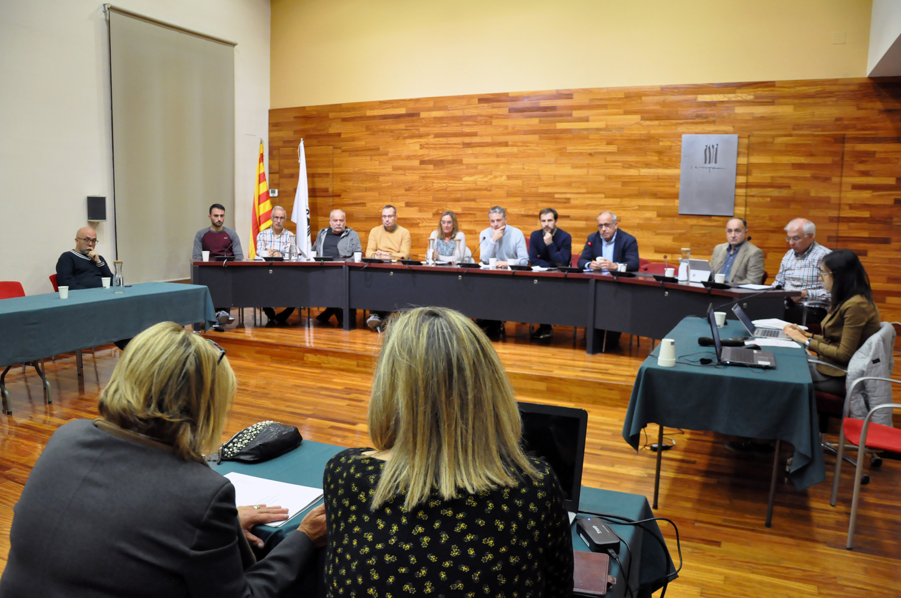 Imatge dels batlles participants i del president, Joaquim Colomer, al Consell d'alcaldes i alcaldesses del Ripollès del 8 de novembre de 2022, celebrat a l'Ajuntament de Sant Joan de les Abadesses