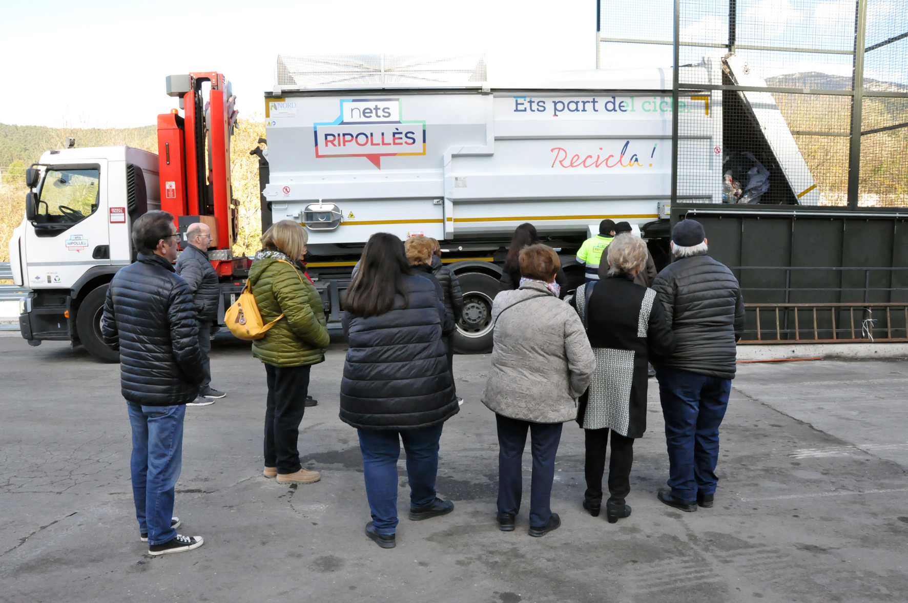 Un grup de persones fent una visita guiada a la Planta de transferència de residus del Ripollès