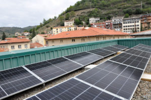 Imatge dels panells solars de la coberta del Consell Comarcal del Ripollès