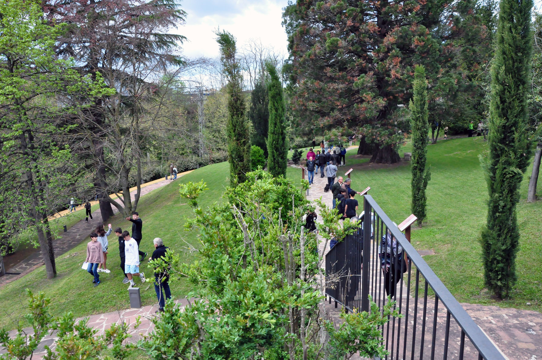 Gent passejant pels jardins de la Torre de la Puda, de Sant Joan de els Abadesses
