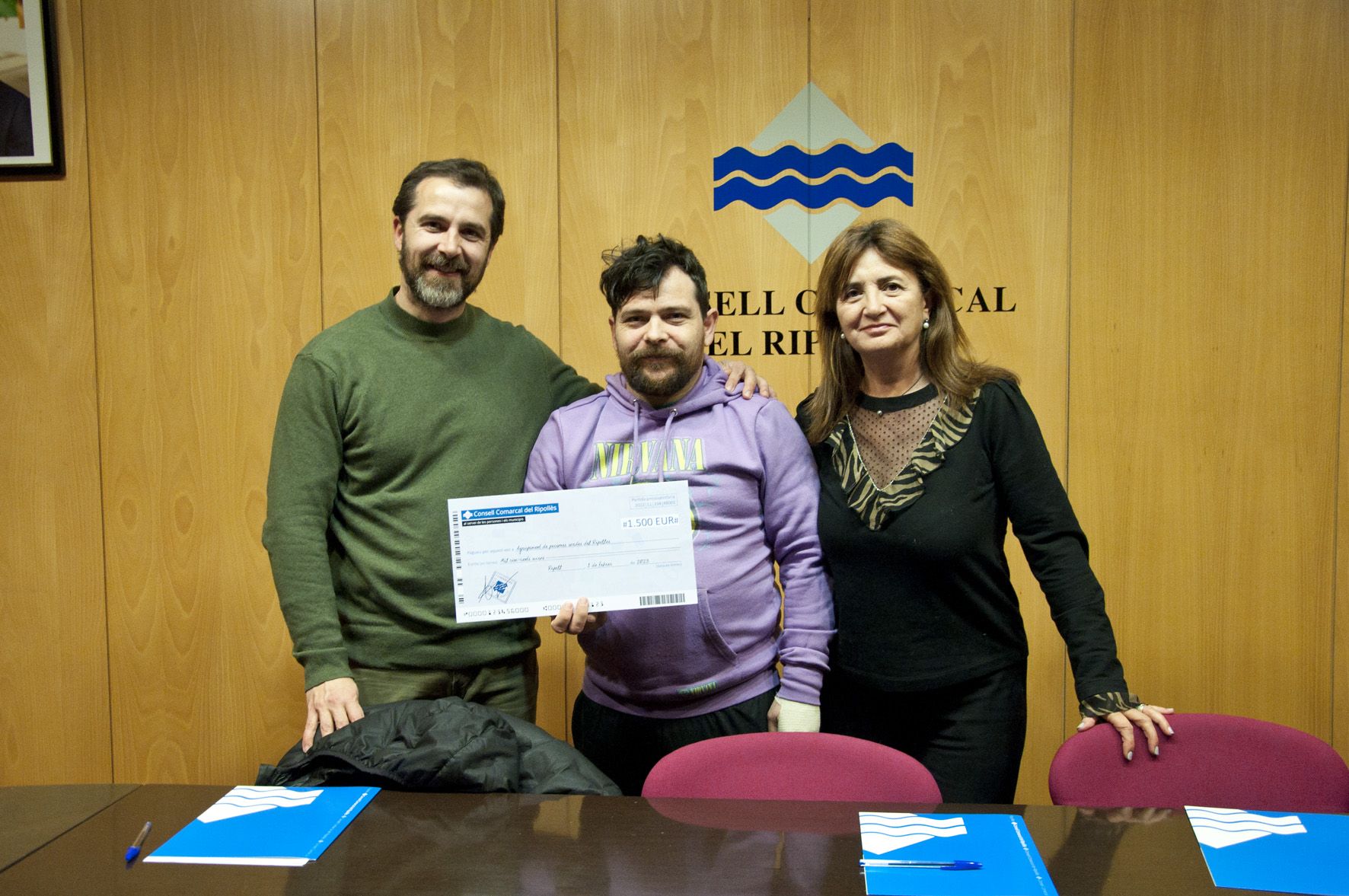 Entrega simbòlica d'un xec de 1.500 euros al president de l'Agrupament de persones sordes del Ripollès per part del president, Joaquim Colomer, i la consellera Dolors Costa.