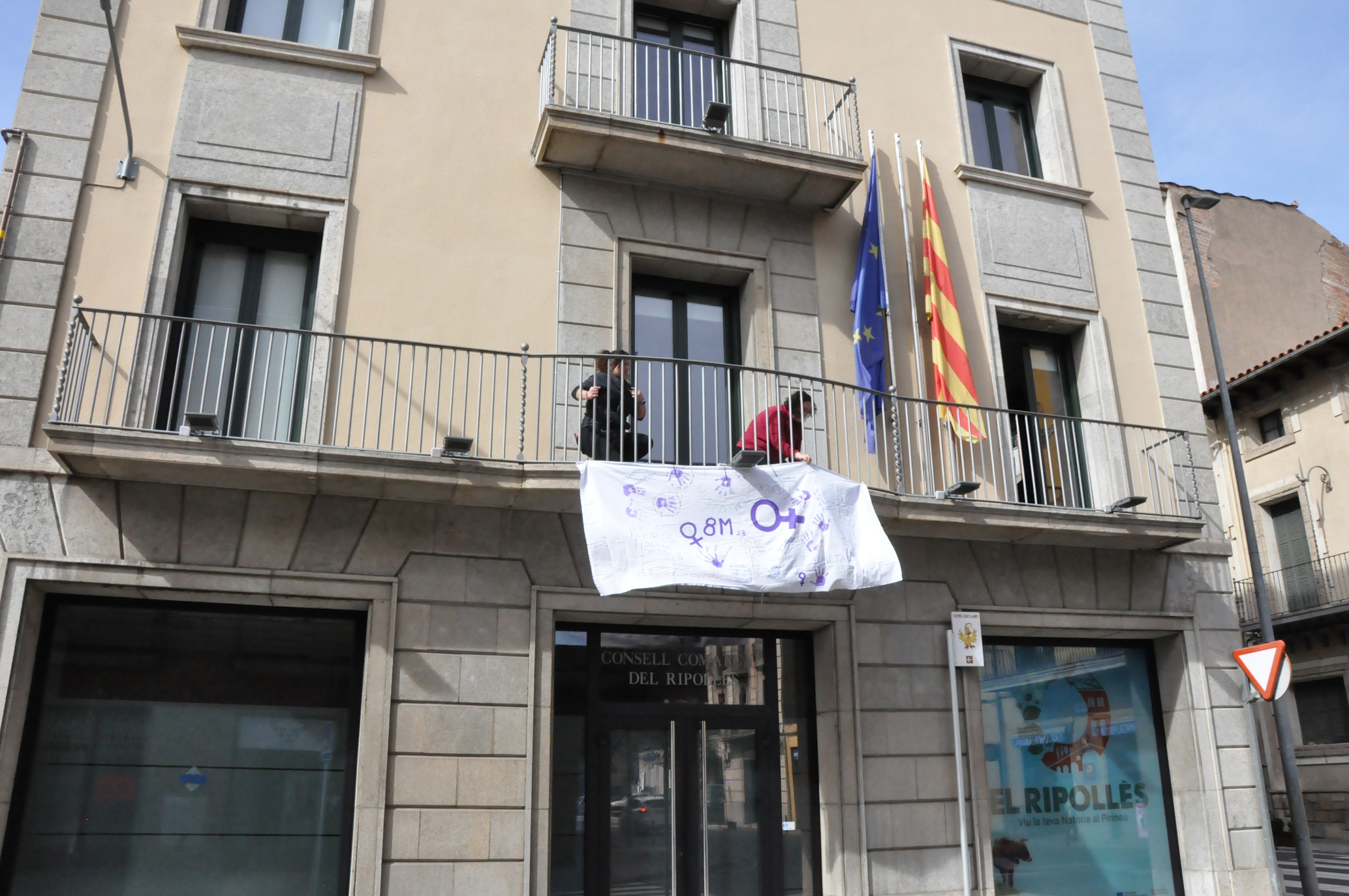 Façana del consell comarcal, amb un pancarta commemorativa del Dia internacional de les dones