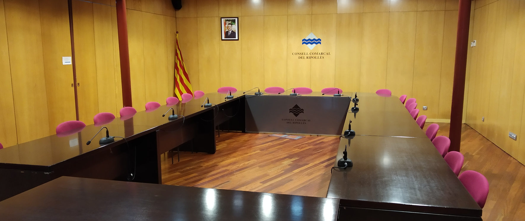 Imatge de la sala de plens del Consell Comarcal del Ripollès buida
