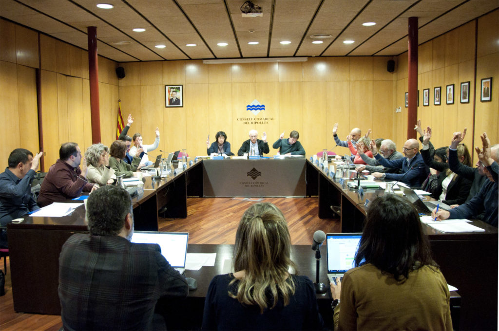 Pla general de la sala de plens, durant la sessió ordinària del 16 de gener de 2024, amb tots els consellers comarcals votant unànimament.