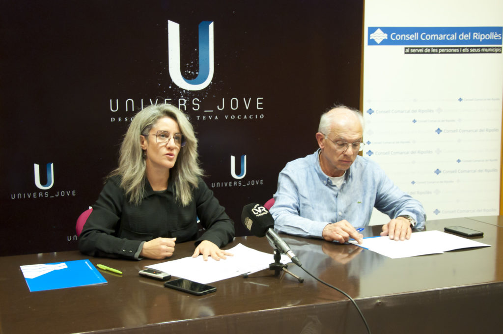Dèlia Duran i Amadeu Rosell, presentant la 10a edició de l'Univers Jove, a la sala de plens, amb un roll up de grans dimensions amb el logotip de la fira, al darrere